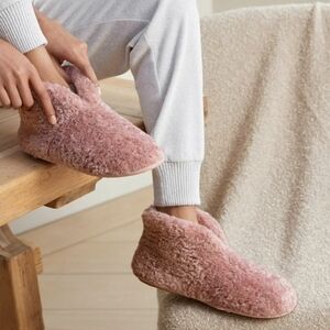 HomeTop Slippers Womens 10 Fuzzy Curly Faux Fur Slip On Pink Flats Comfort NEW